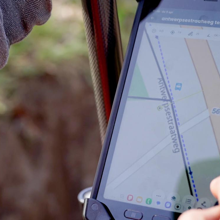 Tablet met kaart tijdens een GPS-inmeting van riolering