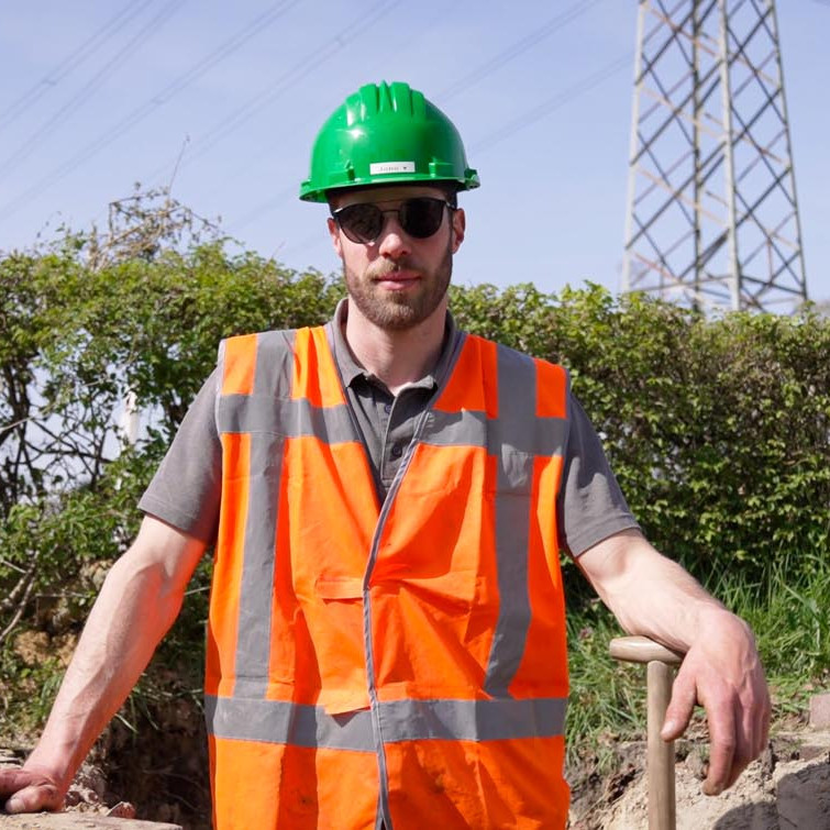 Medewerker van Verstraten bij een open sleuf tijdens rioolaanleg