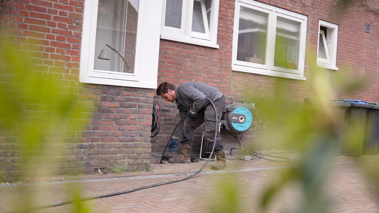 Medewerker voert een camera-inspectie uit bij een woning