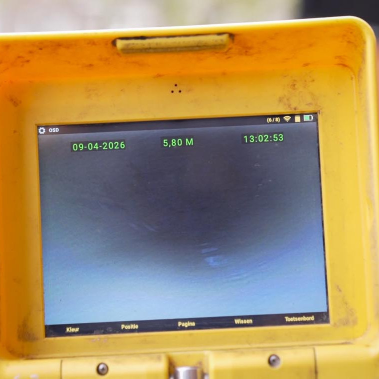 Monitor met camerabeelden van een rioolinspectie