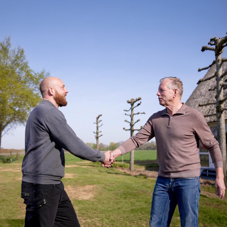 Medewerker van Verstraten schudt een klant de hand