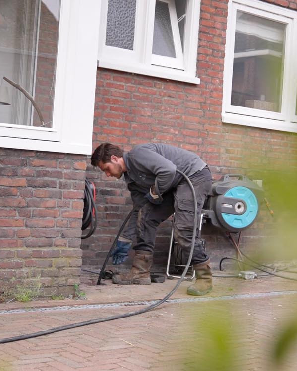 Medewerker voert een camera-inspectie uit bij een woning