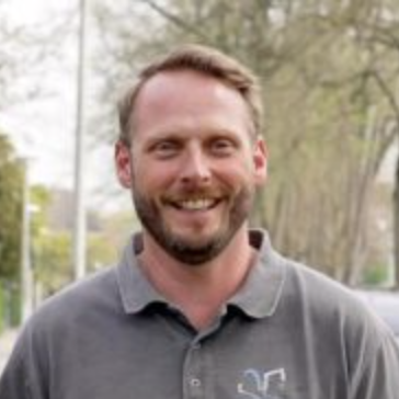 Portret van een lachende medewerker van Verstraten Riolering