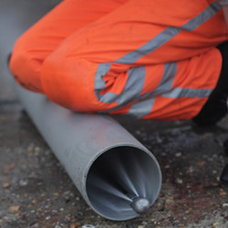 Rioolbuis wordt gereinigd met een hogedruk reinigingskop