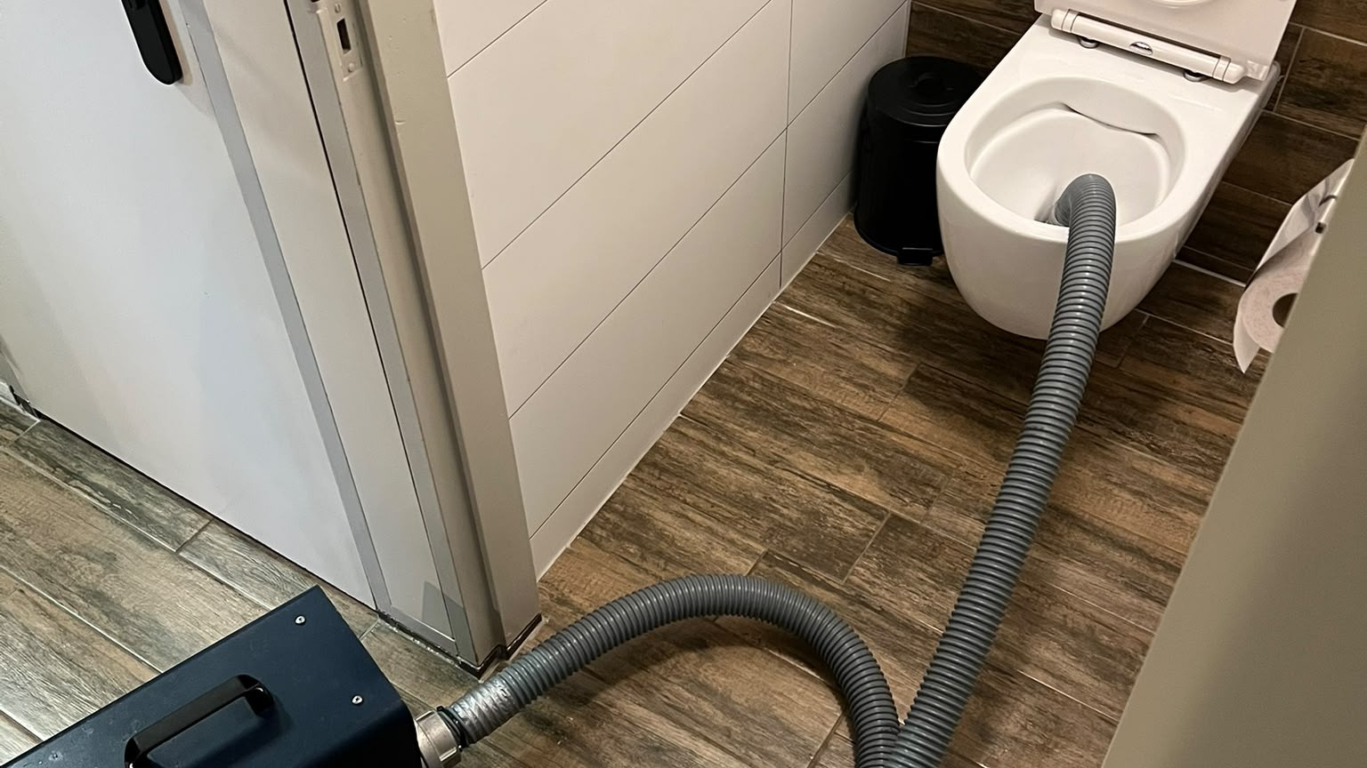Rookproef in een toilet: rookmachine aangesloten op de afvoer